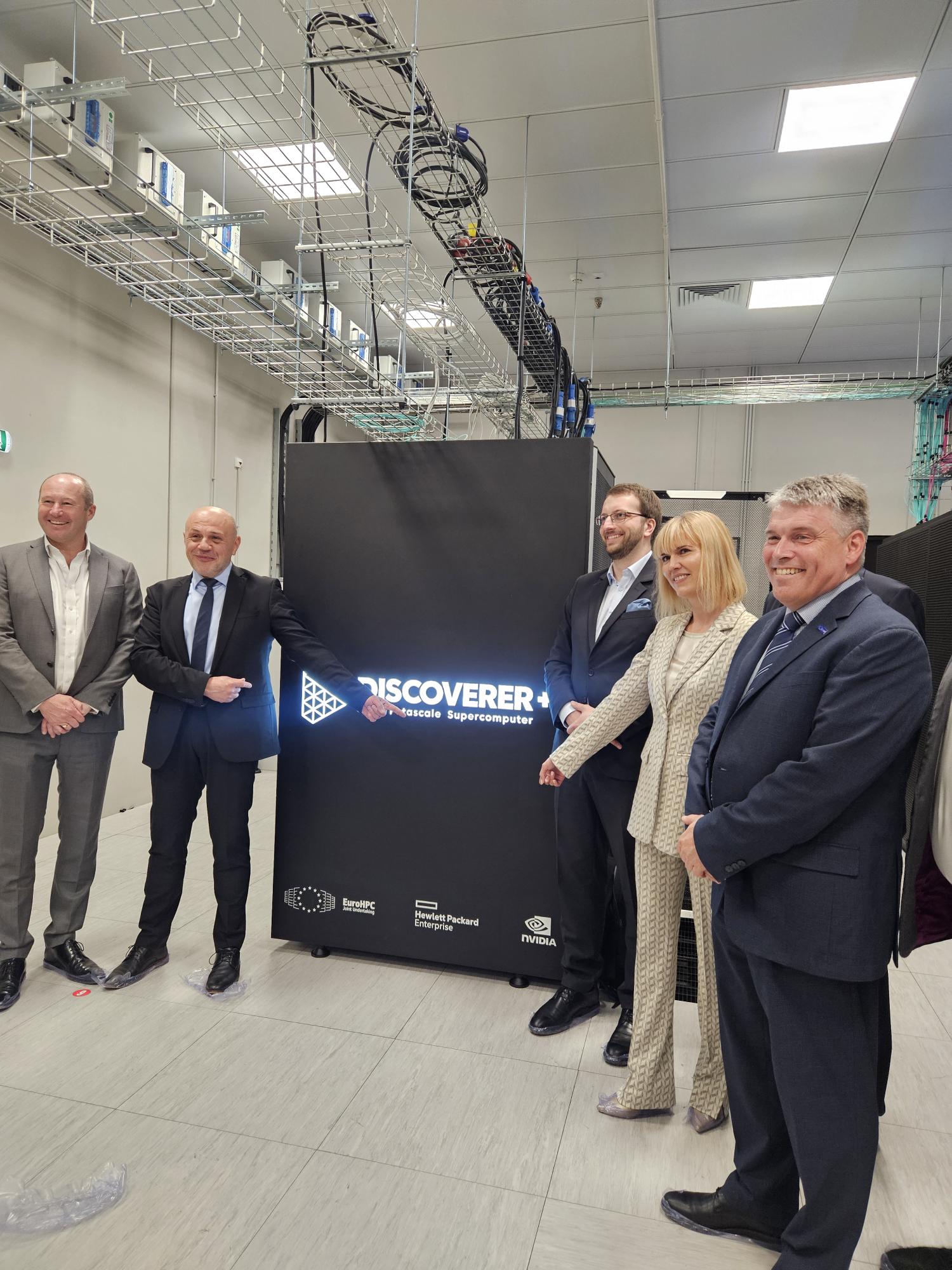 Ministers and Anders standing in front of the Discoverer plus supercomputer
