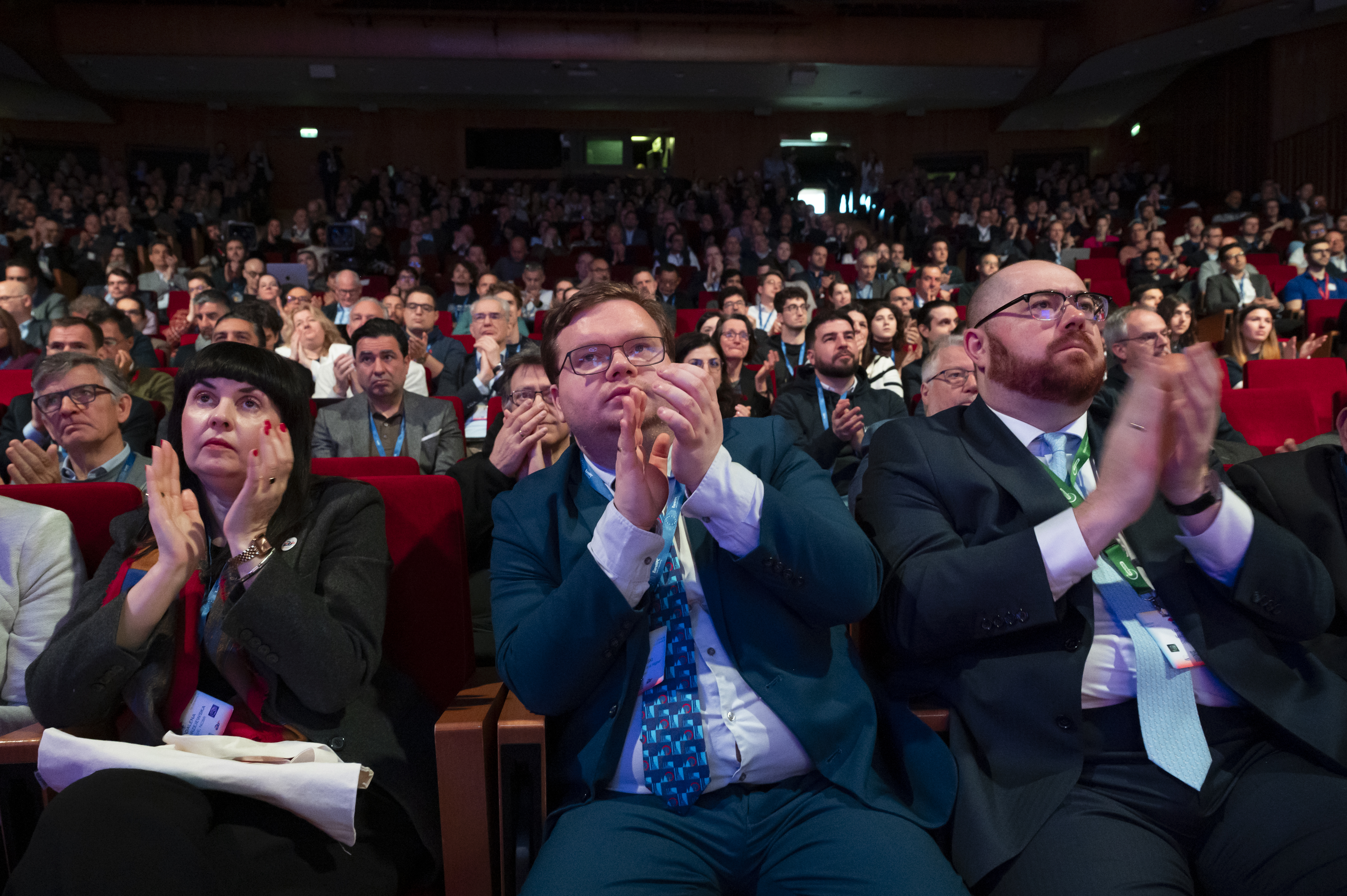photo of audience clapping