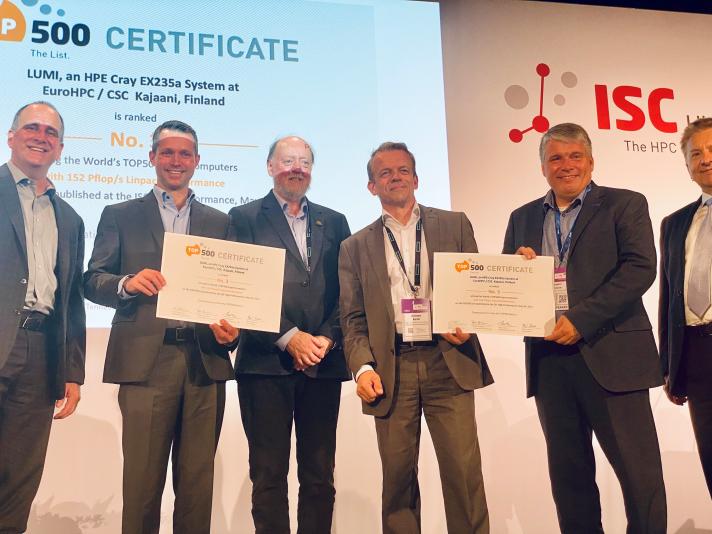 Representatives of EuroHPC JU, LUMI & HPE receiving the TOP500 award 