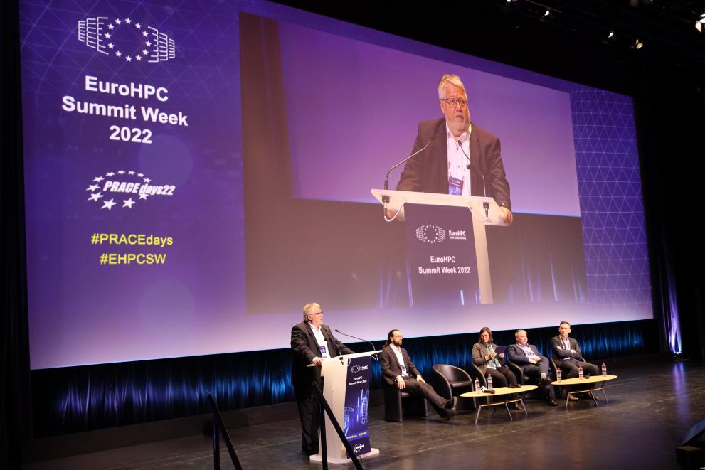 Chairman of the EuroHPC JU giving a speech in front of an audience 