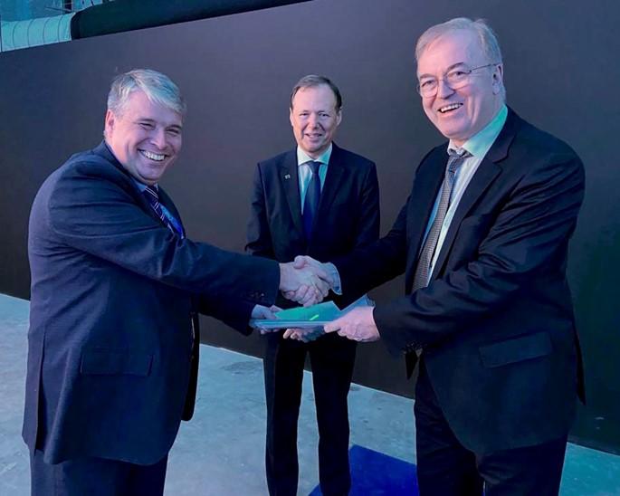 Here pictured (left to right): European High-Performance Computing Joint Undertaking Executive Director: Anders Dam Jensen, European Commission Director-General for Communications Networks, Content and Technology: Roberto Viola, and Head of Jülich Supercomputing Centre Prof. Dr. Dr. Thomas Lippert shaking hands