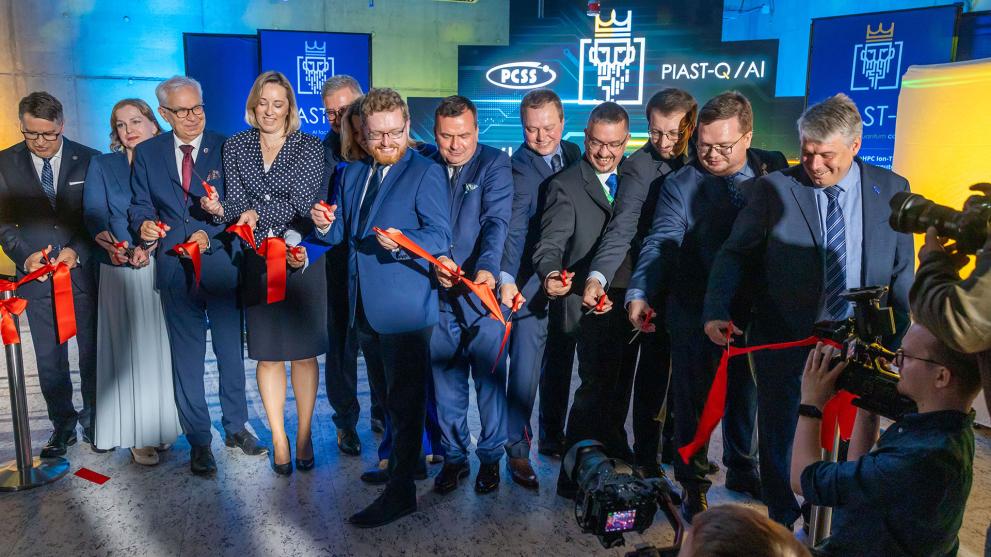 Officials cutting the red ribbon of Piast-Q in Poznan included: Dariusz Standerski, Secretary of State at Poland’s Ministry of Digital Affairs; Rafal Duczmal, Chair of the EuroHPC JU Governing Board; Anders Jensen, the Executive Director of EuroHPC Joint Undertaking, Robert Pekal, Director of PCSS, Krzysztof Kurowski, EuroQCS-Poland coordinator at PCSS and Thomas Monz, CEO of Alpine Quantum Technologies