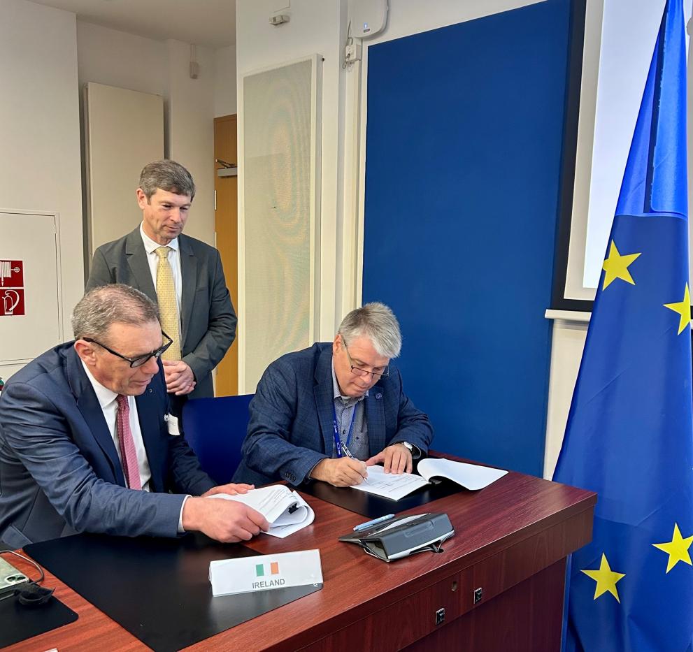 William Beausang Assistant Secretary General, Research and Innovation Policy, EU and International Division at the Department of Further and Higher Education, Research, Innovation and Science and Anders Jensen, EuroHPC JU Executive Director signing the hosting agreements, JC Desplat from ICHEC is standing behind them