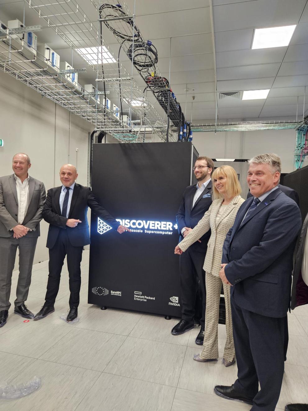 Ministers and Anders standing in front of the Discoverer plus supercomputer