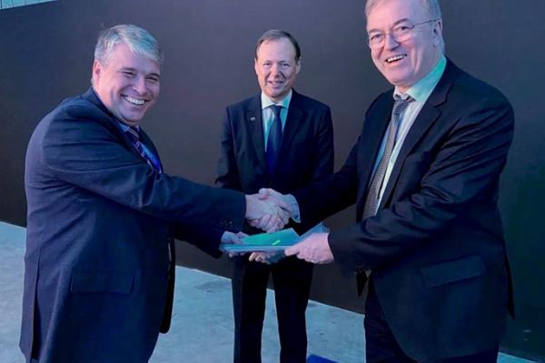 Here pictured (left to right): European High-Performance Computing Joint Undertaking Executive Director: Anders Dam Jensen, European Commission Director-General for Communications Networks, Content and Technology: Roberto Viola, and Head of Jülich Supercomputing Centre Prof. Dr. Dr. Thomas Lippert shaking hands