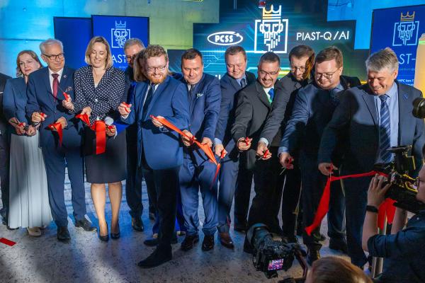 Officials cutting the red ribbon of Piast-Q in Poznan included: Dariusz Standerski, Secretary of State at Poland’s Ministry of Digital Affairs; Rafal Duczmal, Chair of the EuroHPC JU Governing Board; Anders Jensen, the Executive Director of EuroHPC Joint Undertaking, Robert Pekal, Director of PCSS, Krzysztof Kurowski, EuroQCS-Poland coordinator at PCSS and Thomas Monz, CEO of Alpine Quantum Technologies 